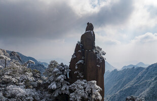 雪覆奇峰 孤影傲立山间