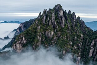 云雾缭绕的巍峨山峰