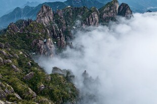 云雾缭绕的壮丽山峦