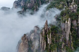 云雾缭绕的壮美山峰