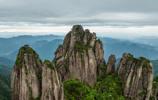奇峰罗列的壮丽山景