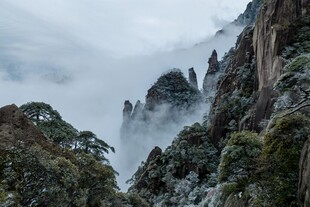 云雾缭绕的壮美山峦