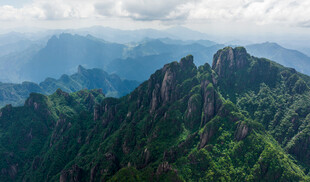 壮丽山景 绿意盎然的峰峦