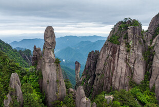奇峰罗列的壮丽山景