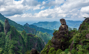 奇峰耸立的壮美山林景观
