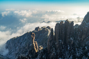 巍峨高山云雾缭绕之景
