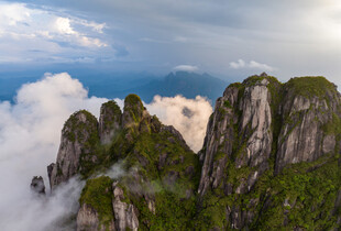 云雾缭绕的壮美山峰景色