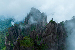云雾缭绕的险峻奇峰