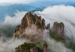 云雾缭绕的壮美奇峰