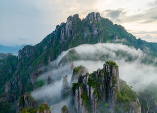 云雾缭绕的壮丽山峰