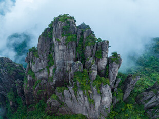 云雾缭绕的险峻山峰