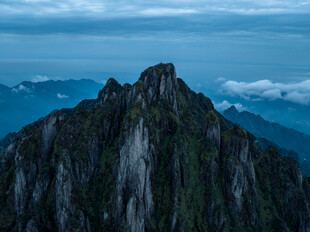 巍峨山峰云雾缭绕之景