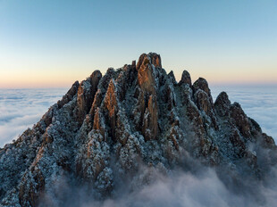 巍峨山峰屹立云海之上