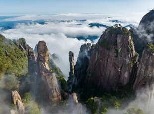 云雾缭绕的壮丽奇峻山峰
