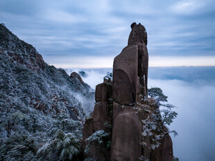 雪覆奇峰 云雾缭绕之景
