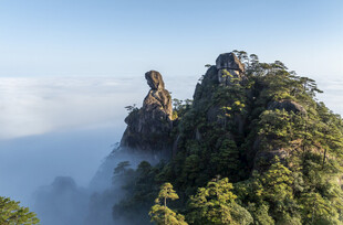 奇峰耸立于云雾缭绕间
