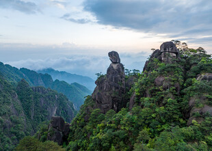 奇峰耸立的壮美山间景色