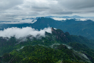 云雾缭绕的壮美山峦景色