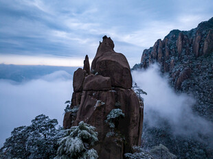 云雾缭绕的险峻山峰景观