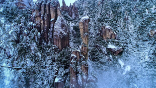 雪覆山林 岩石隐现