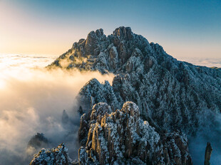 雪覆山峦云海间壮丽美景