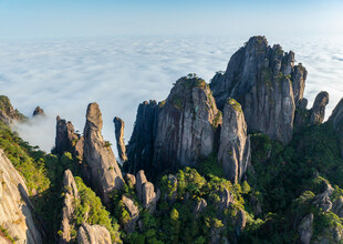 奇峰耸立的壮美山景