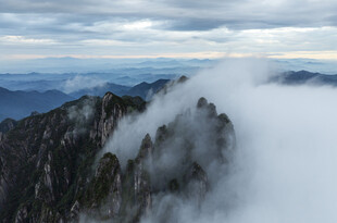 云雾缭绕的壮丽山峦