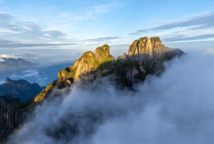 云海中的壮丽山峰
