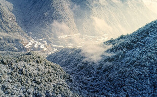 雪覆山峦间的梦幻景致