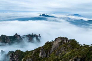 云雾缭绕的壮美山峦景观