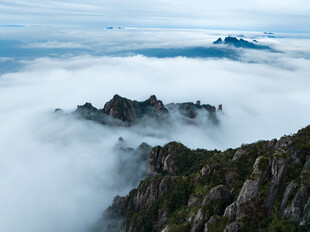 云雾缭绕的壮美山峦