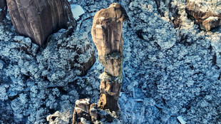 蓝色矿石中的奇特石柱