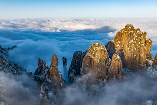 云海中的壮丽奇峰