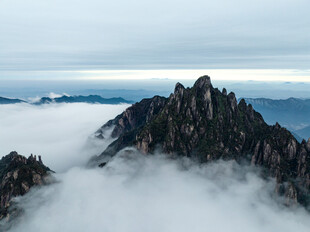 云雾缭绕的巍峨山峰