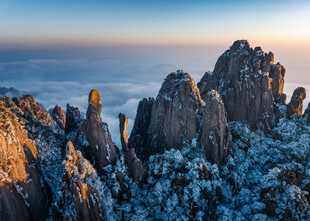 日出下的壮丽雪山石林景观