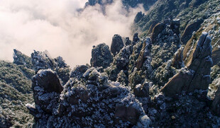 云雾缭绕的嶙峋山峰