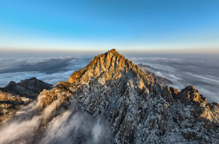 巍峨山峰云海间壮丽景观