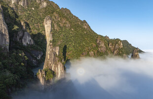 山间云海缭绕的壮丽景致