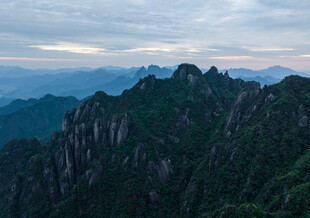 壮丽山峦景色
