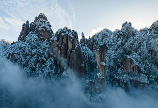 雪覆奇峰 云雾缭绕之景