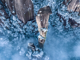 雪覆山林中的奇特岩石景观