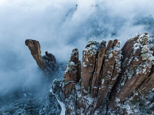 雪覆奇峰 云雾缭绕之景