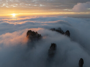 日出云海中的壮丽山峰