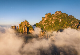 云海中的壮丽山峰