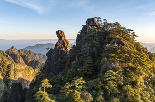 壮丽山巅景观