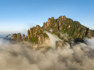 云雾缭绕的壮美山峰