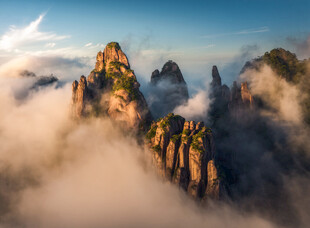 云雾缭绕的壮丽山峰