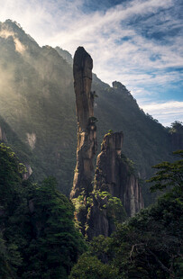 奇峰耸立的壮美山林景观