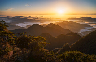 山间日出美景