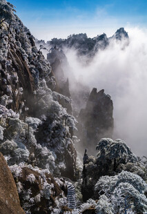 雪覆山峦壮丽景致